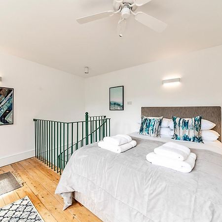 לונדון The Secret Kensington Garden Mews-2 Bedroom Full House-2 Train Lines- Spacious-Kings Road- Harrods -Chelsea Stadium-Private Small Patio מראה חיצוני תמונה