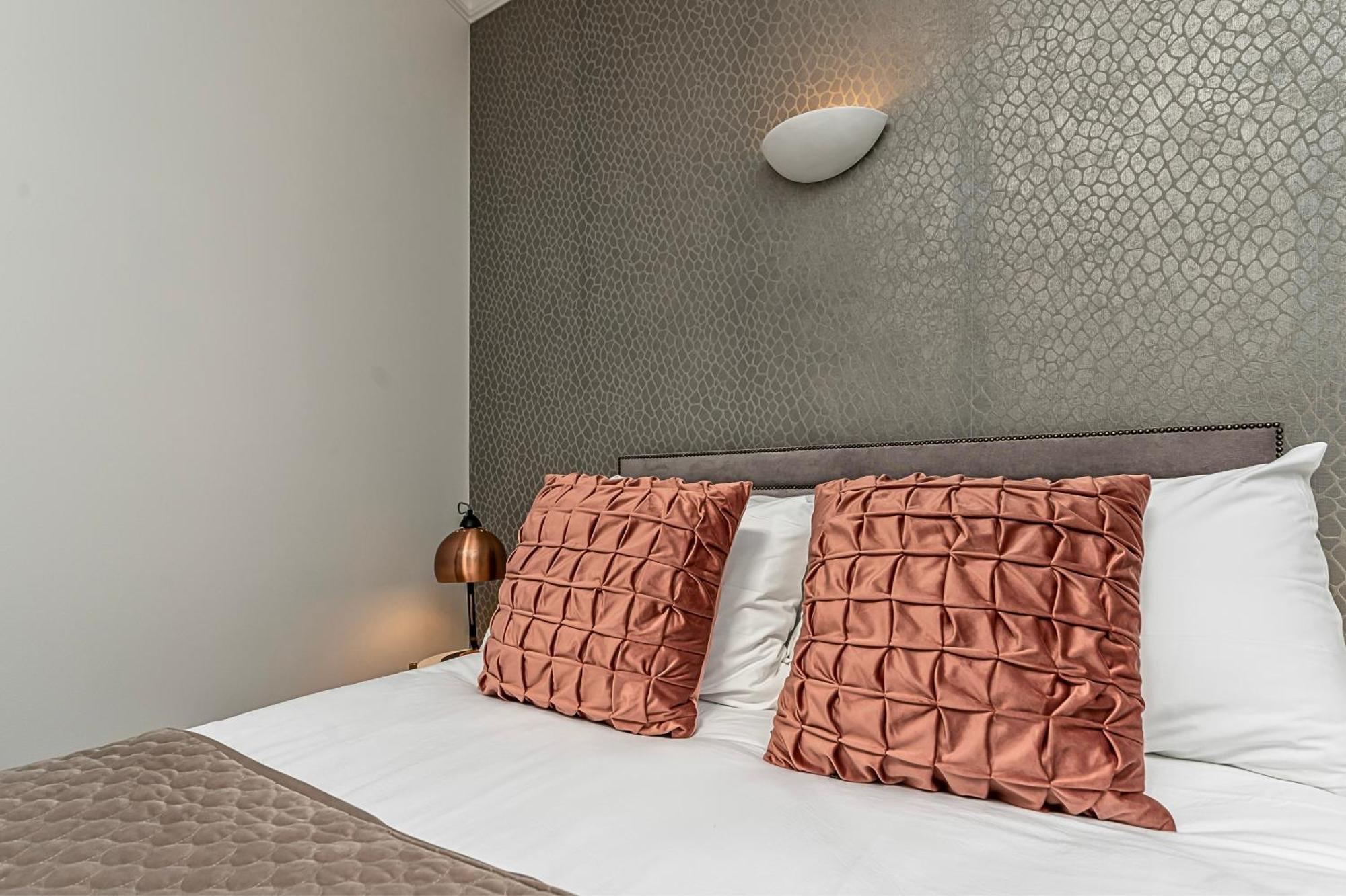 לונדון The Secret Kensington Garden Mews-2 Bedroom Full House-2 Train Lines- Spacious-Kings Road- Harrods -Chelsea Stadium-Private Small Patio מראה חיצוני תמונה