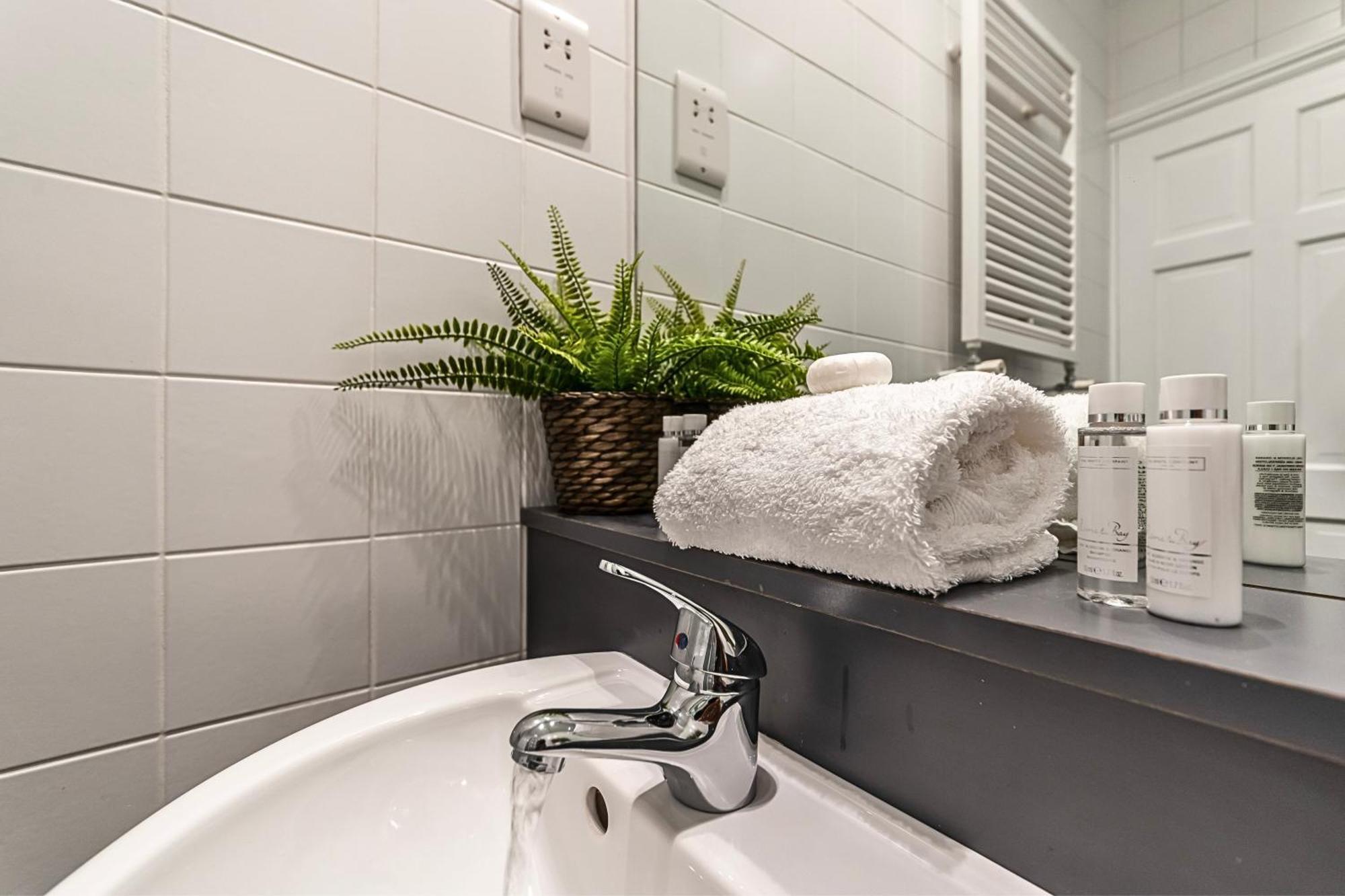 לונדון The Secret Kensington Garden Mews-2 Bedroom Full House-2 Train Lines- Spacious-Kings Road- Harrods -Chelsea Stadium-Private Small Patio מראה חיצוני תמונה