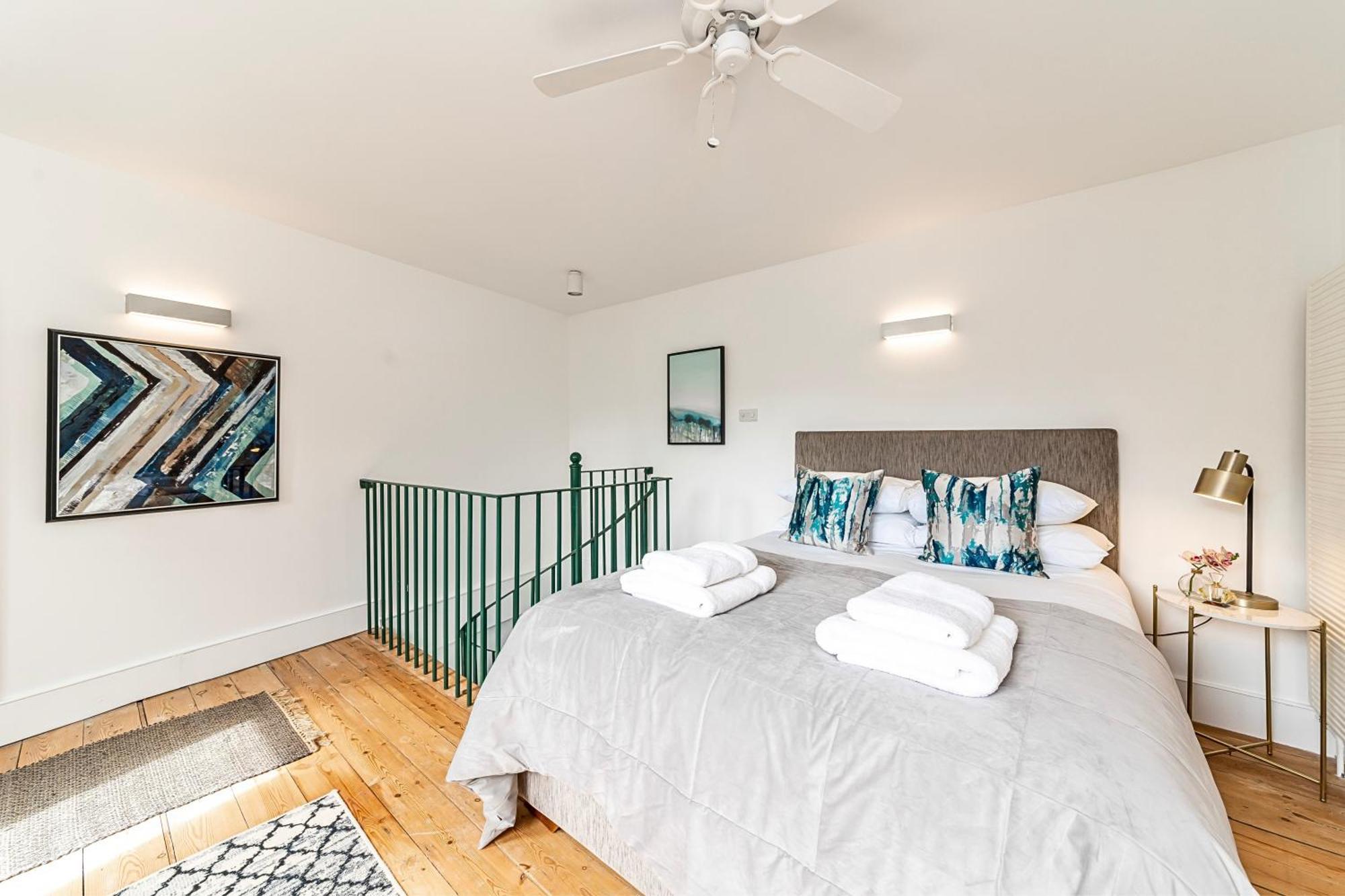 לונדון The Secret Kensington Garden Mews-2 Bedroom Full House-2 Train Lines- Spacious-Kings Road- Harrods -Chelsea Stadium-Private Small Patio מראה חיצוני תמונה