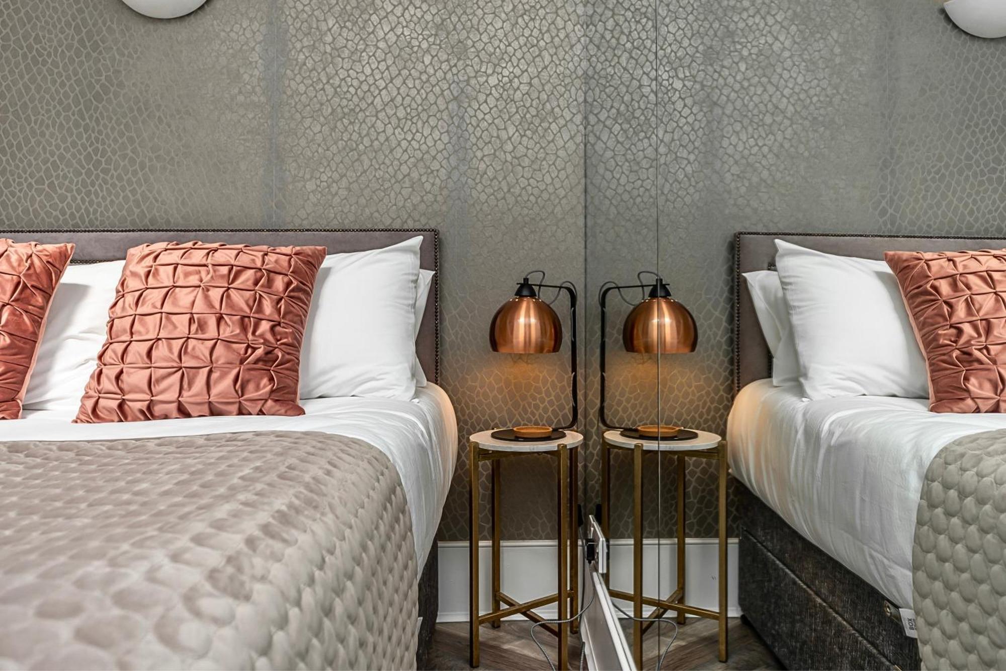 לונדון The Secret Kensington Garden Mews-2 Bedroom Full House-2 Train Lines- Spacious-Kings Road- Harrods -Chelsea Stadium-Private Small Patio מראה חיצוני תמונה