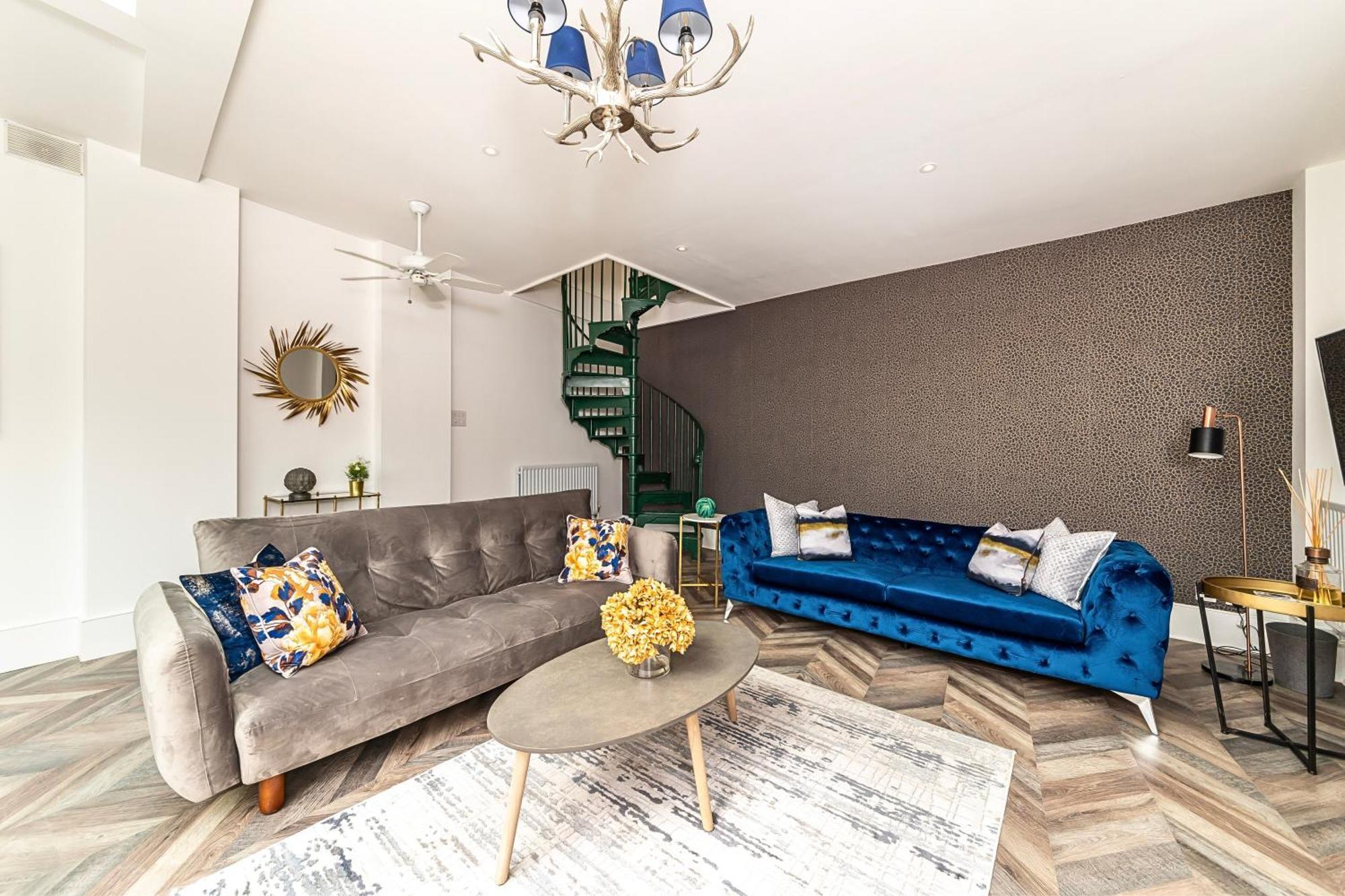 לונדון The Secret Kensington Garden Mews-2 Bedroom Full House-2 Train Lines- Spacious-Kings Road- Harrods -Chelsea Stadium-Private Small Patio מראה חיצוני תמונה
