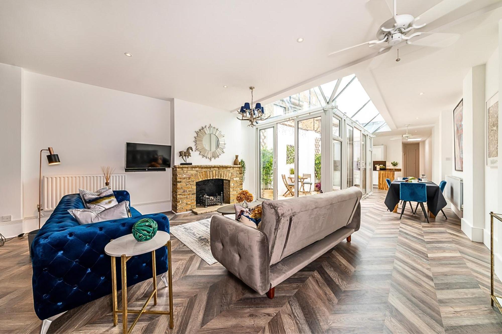 לונדון The Secret Kensington Garden Mews-2 Bedroom Full House-2 Train Lines- Spacious-Kings Road- Harrods -Chelsea Stadium-Private Small Patio מראה חיצוני תמונה