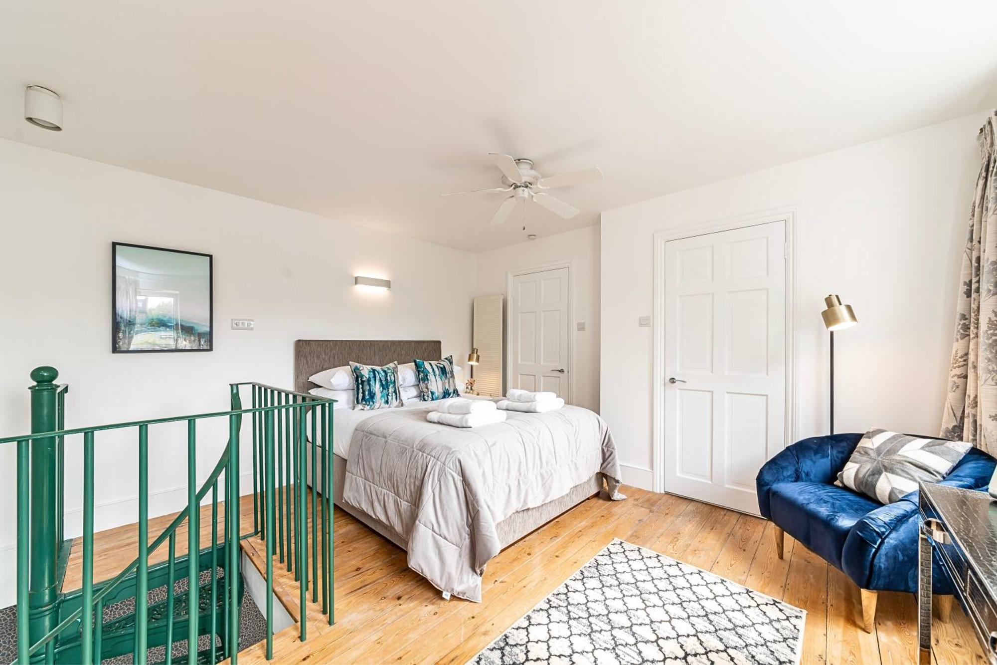 לונדון The Secret Kensington Garden Mews-2 Bedroom Full House-2 Train Lines- Spacious-Kings Road- Harrods -Chelsea Stadium-Private Small Patio מראה חיצוני תמונה