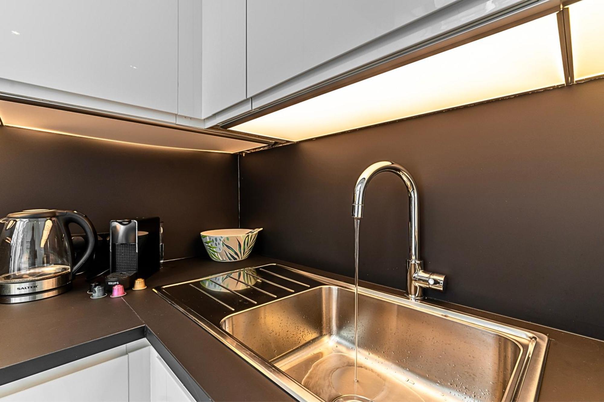 לונדון The Secret Kensington Garden Mews-2 Bedroom Full House-2 Train Lines- Spacious-Kings Road- Harrods -Chelsea Stadium-Private Small Patio מראה חיצוני תמונה