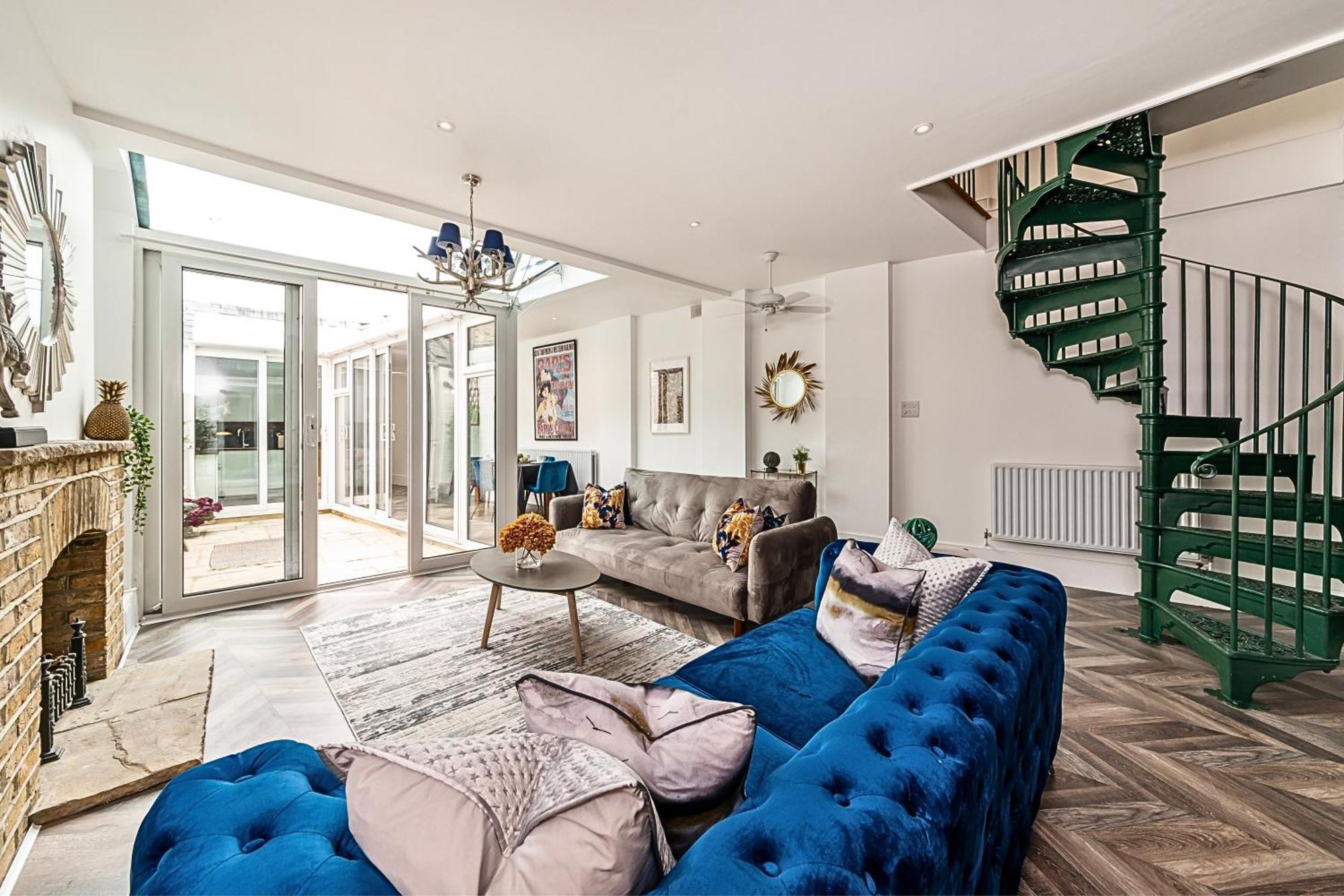 לונדון The Secret Kensington Garden Mews-2 Bedroom Full House-2 Train Lines- Spacious-Kings Road- Harrods -Chelsea Stadium-Private Small Patio מראה חיצוני תמונה