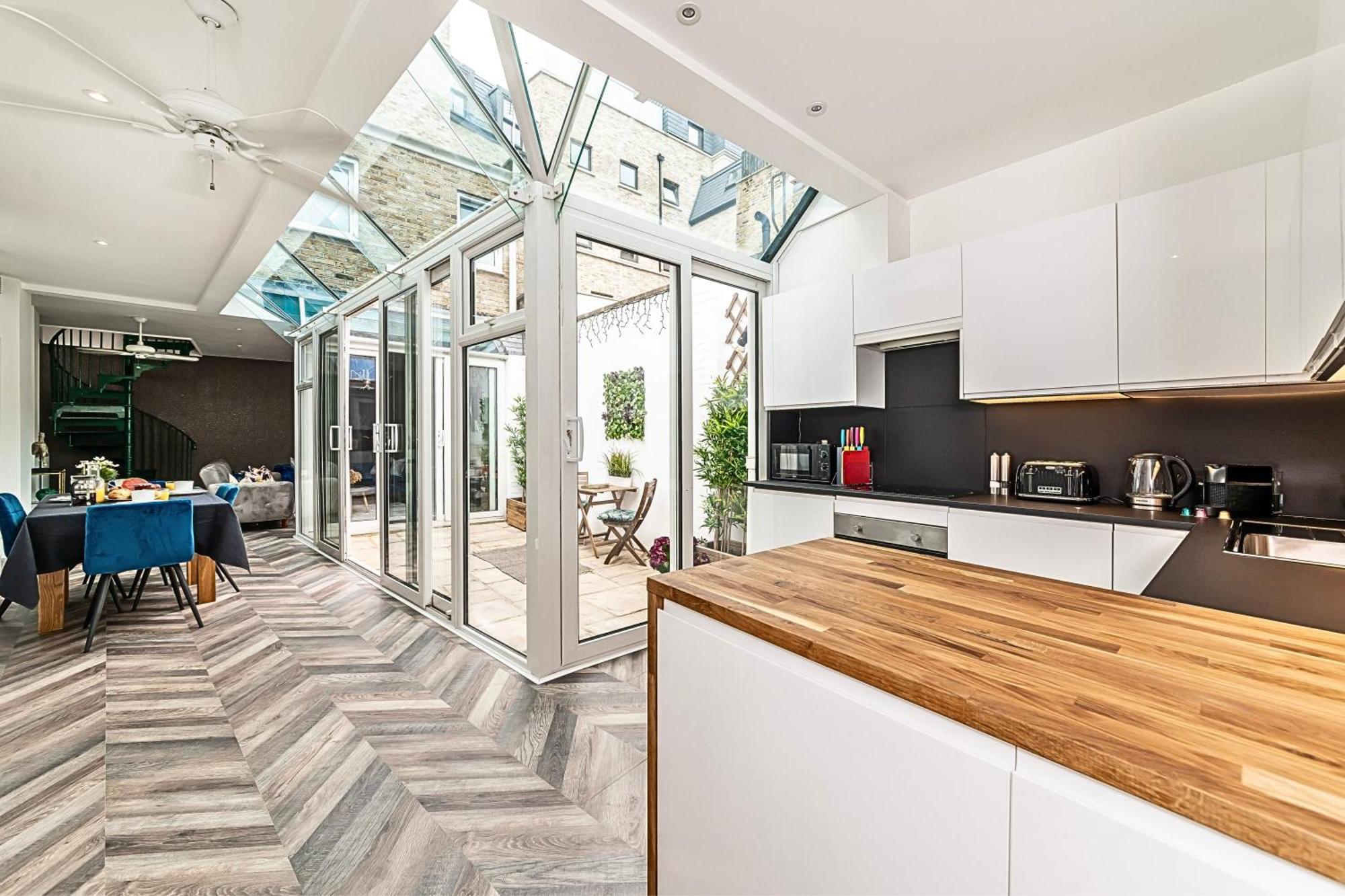 לונדון The Secret Kensington Garden Mews-2 Bedroom Full House-2 Train Lines- Spacious-Kings Road- Harrods -Chelsea Stadium-Private Small Patio מראה חיצוני תמונה