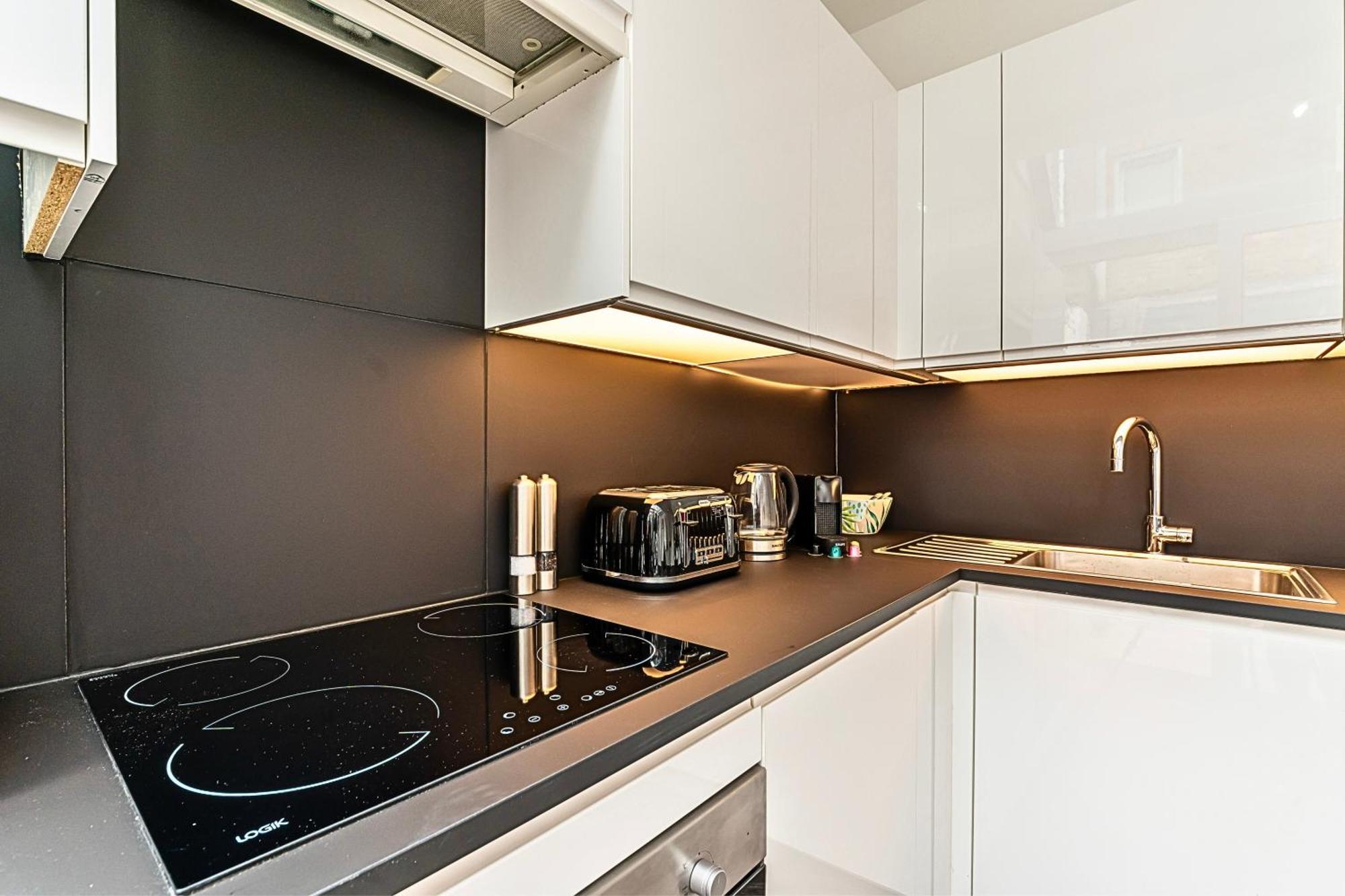 לונדון The Secret Kensington Garden Mews-2 Bedroom Full House-2 Train Lines- Spacious-Kings Road- Harrods -Chelsea Stadium-Private Small Patio מראה חיצוני תמונה