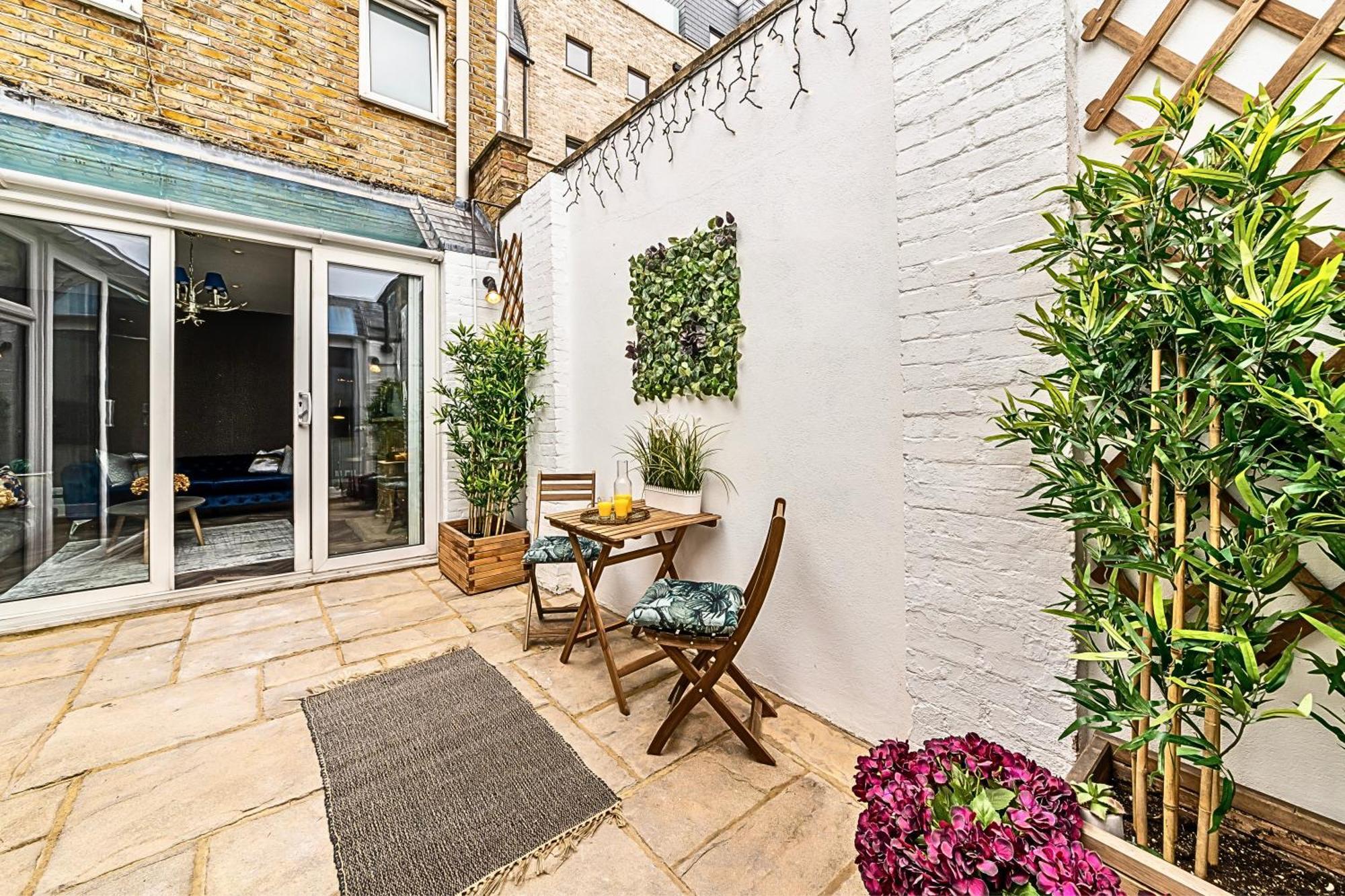 לונדון The Secret Kensington Garden Mews-2 Bedroom Full House-2 Train Lines- Spacious-Kings Road- Harrods -Chelsea Stadium-Private Small Patio מראה חיצוני תמונה