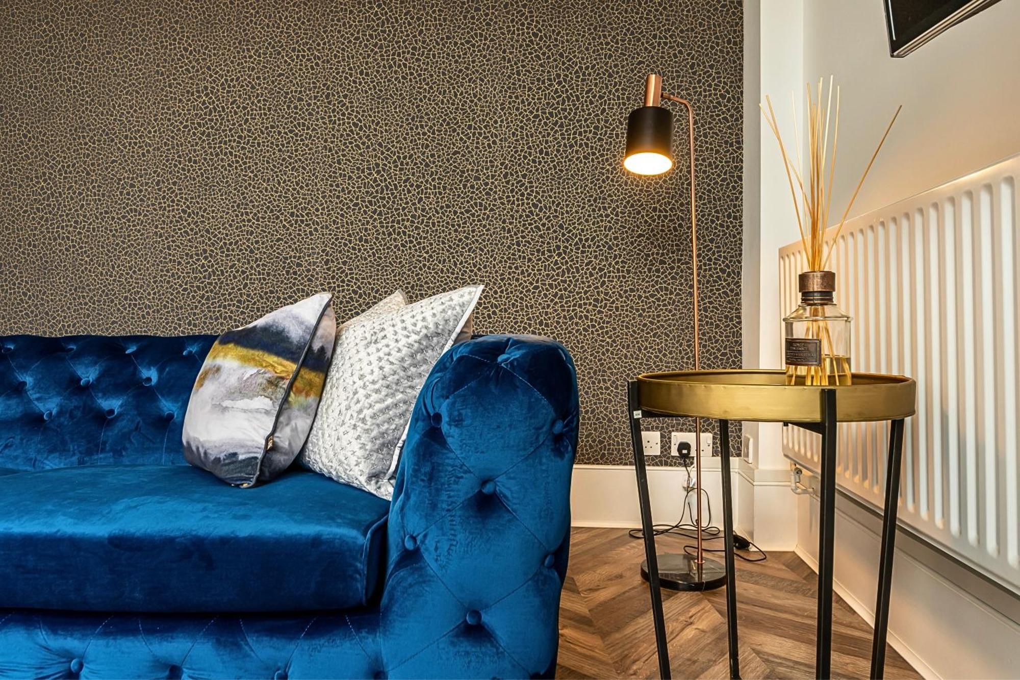 לונדון The Secret Kensington Garden Mews-2 Bedroom Full House-2 Train Lines- Spacious-Kings Road- Harrods -Chelsea Stadium-Private Small Patio מראה חיצוני תמונה