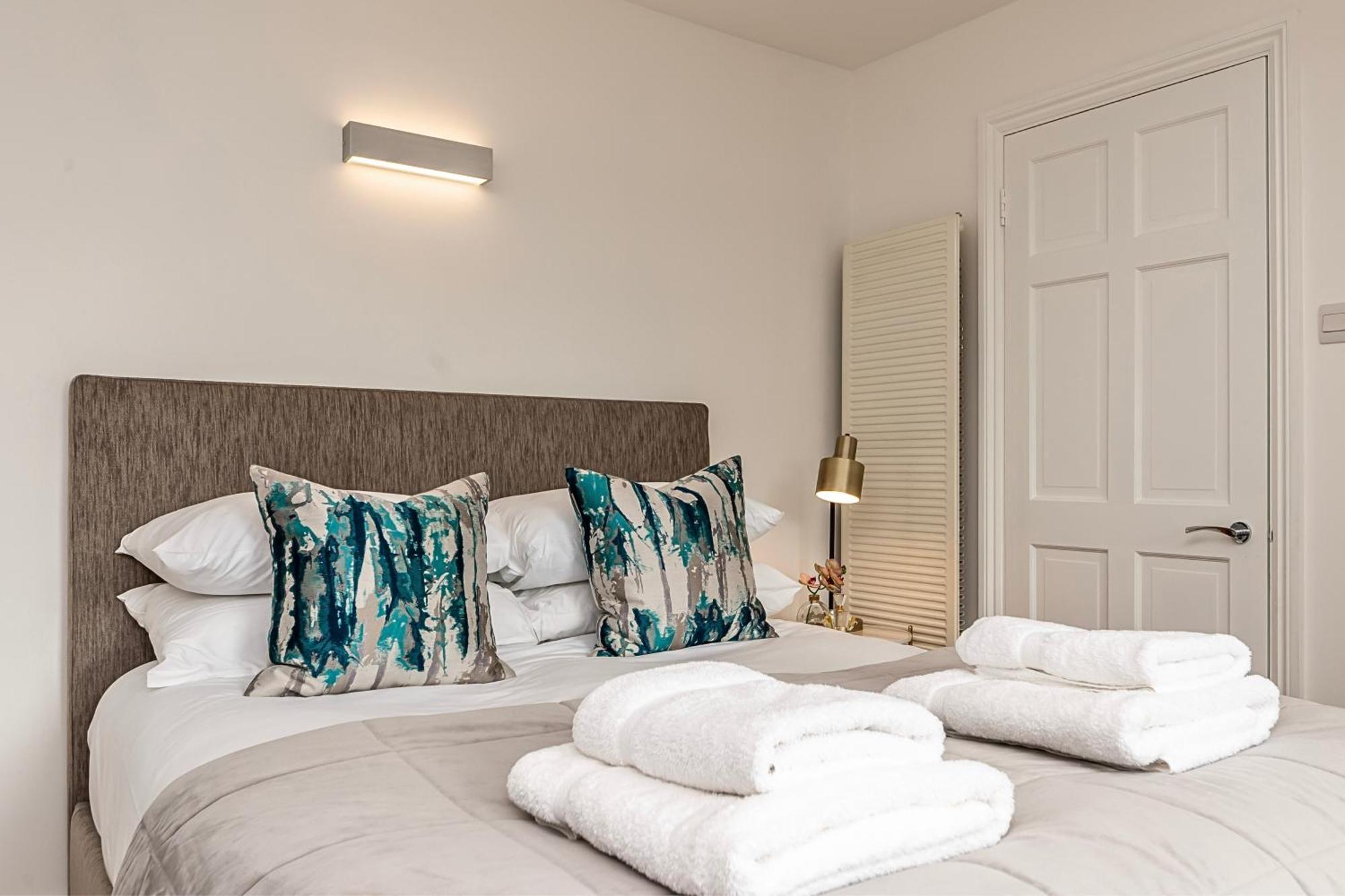 לונדון The Secret Kensington Garden Mews-2 Bedroom Full House-2 Train Lines- Spacious-Kings Road- Harrods -Chelsea Stadium-Private Small Patio מראה חיצוני תמונה