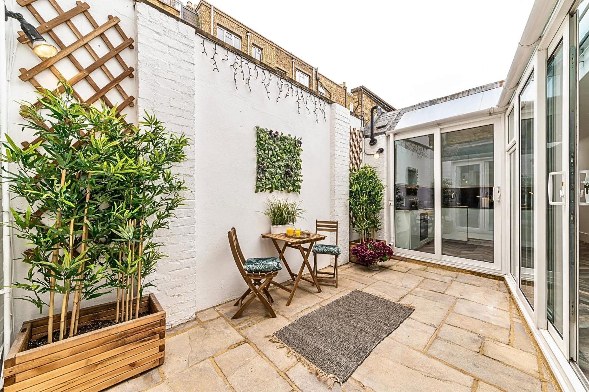 לונדון The Secret Kensington Garden Mews-2 Bedroom Full House-2 Train Lines- Spacious-Kings Road- Harrods -Chelsea Stadium-Private Small Patio מראה חיצוני תמונה