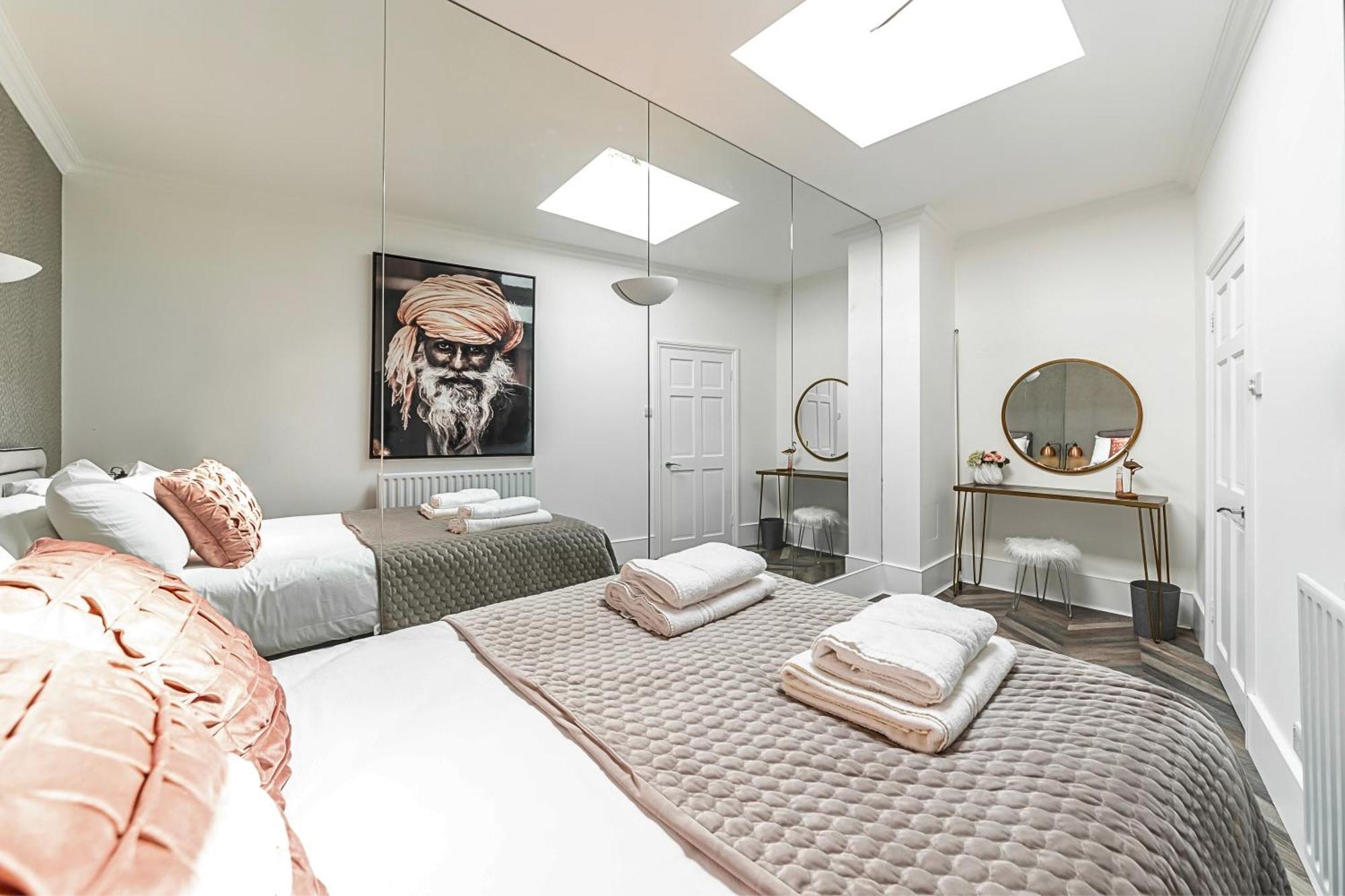 לונדון The Secret Kensington Garden Mews-2 Bedroom Full House-2 Train Lines- Spacious-Kings Road- Harrods -Chelsea Stadium-Private Small Patio מראה חיצוני תמונה