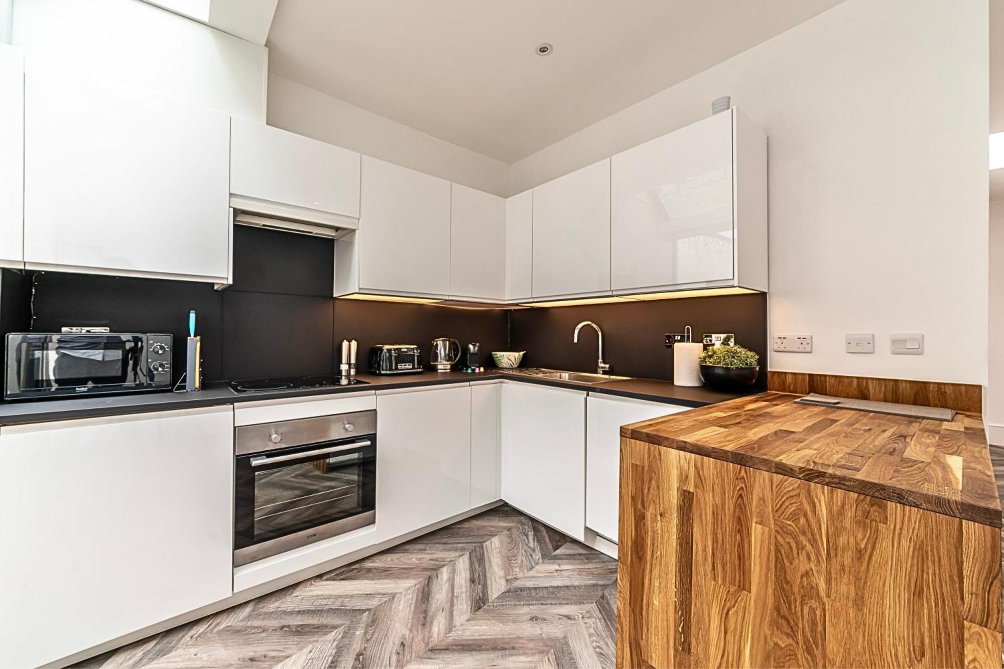 לונדון The Secret Kensington Garden Mews-2 Bedroom Full House-2 Train Lines- Spacious-Kings Road- Harrods -Chelsea Stadium-Private Small Patio מראה חיצוני תמונה