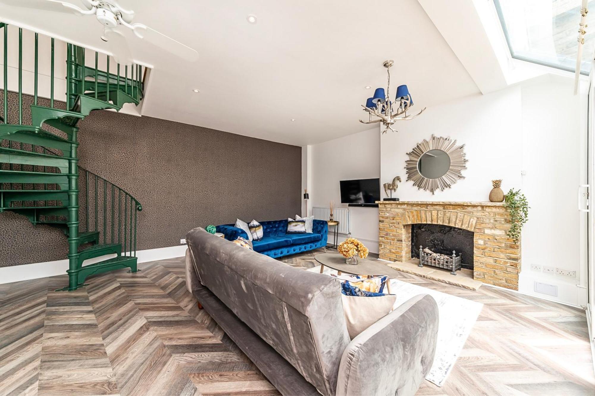 לונדון The Secret Kensington Garden Mews-2 Bedroom Full House-2 Train Lines- Spacious-Kings Road- Harrods -Chelsea Stadium-Private Small Patio מראה חיצוני תמונה