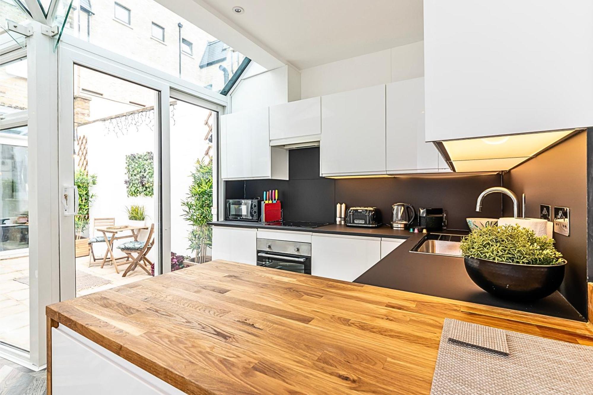 לונדון The Secret Kensington Garden Mews-2 Bedroom Full House-2 Train Lines- Spacious-Kings Road- Harrods -Chelsea Stadium-Private Small Patio מראה חיצוני תמונה