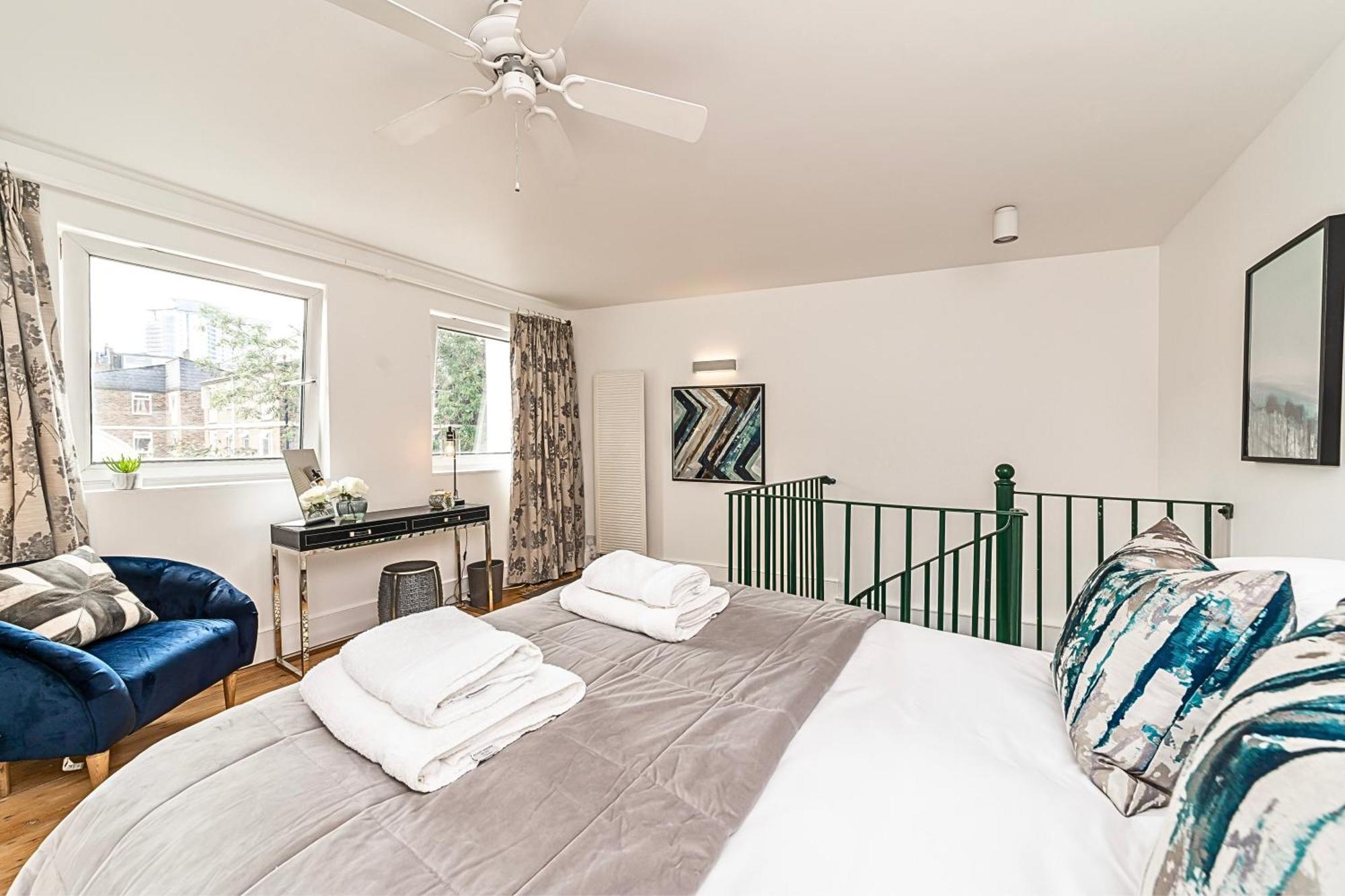 לונדון The Secret Kensington Garden Mews-2 Bedroom Full House-2 Train Lines- Spacious-Kings Road- Harrods -Chelsea Stadium-Private Small Patio מראה חיצוני תמונה
