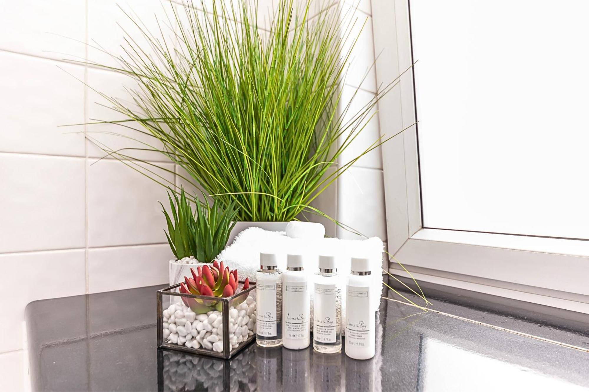 לונדון The Secret Kensington Garden Mews-2 Bedroom Full House-2 Train Lines- Spacious-Kings Road- Harrods -Chelsea Stadium-Private Small Patio מראה חיצוני תמונה