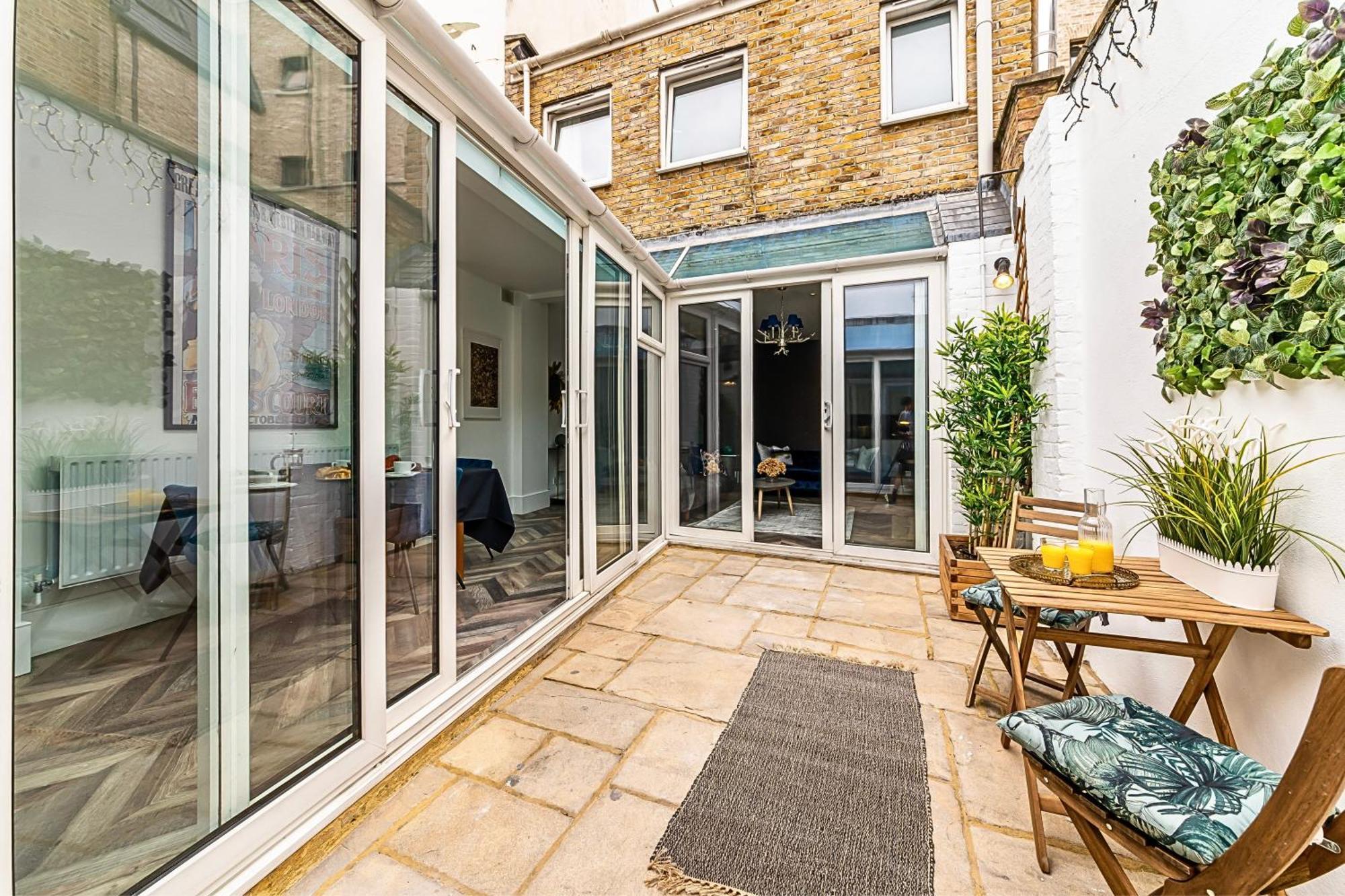 לונדון The Secret Kensington Garden Mews-2 Bedroom Full House-2 Train Lines- Spacious-Kings Road- Harrods -Chelsea Stadium-Private Small Patio מראה חיצוני תמונה